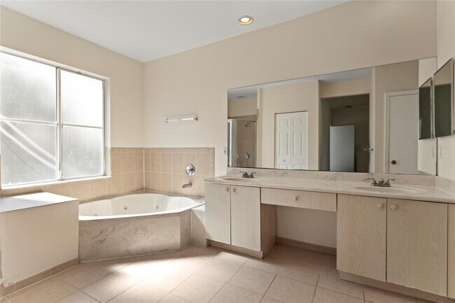 Building Photo - 2215 NW 76th Terrace