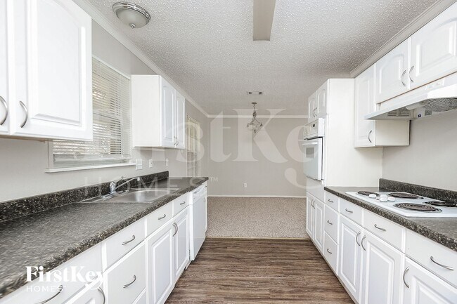 Building Photo - 3001 Rufe Snow Dr