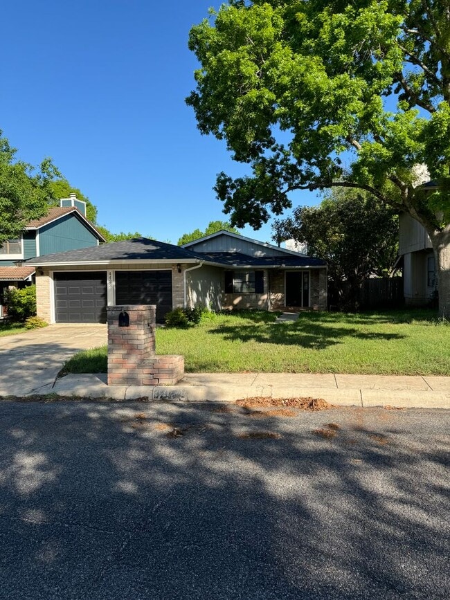 Building Photo - NICE 3 BEDROOM HOME WALKING DISTANCE TO THE NORTHERN HILLS GOLF COURSE!  FIREPLACE IN LIVING*STOV...