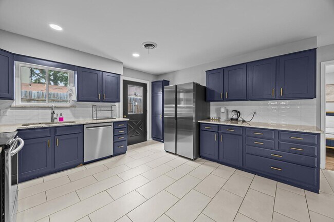 Building Photo - 2227 Greenbrier Dr