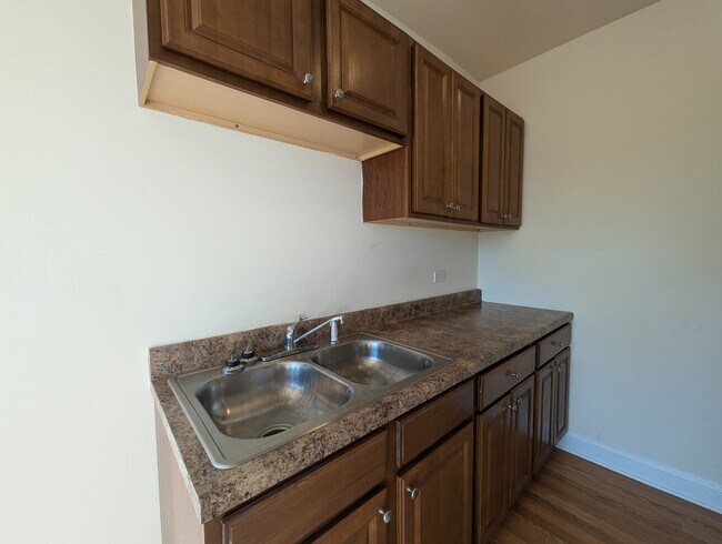 Building Photo - 2600 N Kimball Ave