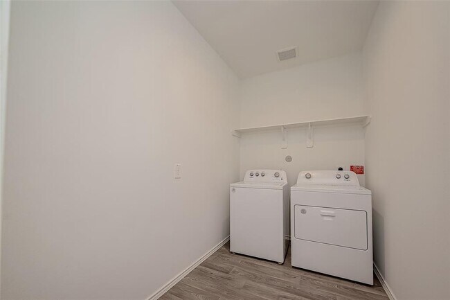 Building Photo - 24330 Elmwood Falls Dr