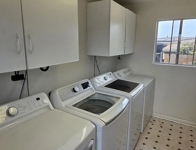 Building Photo - 1702 E 7th St