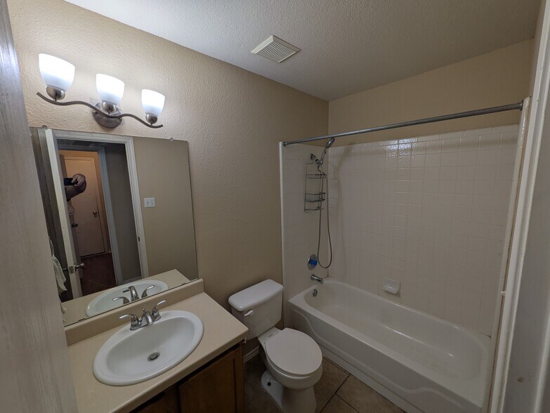 Building Photo - 133 Carolyns Way