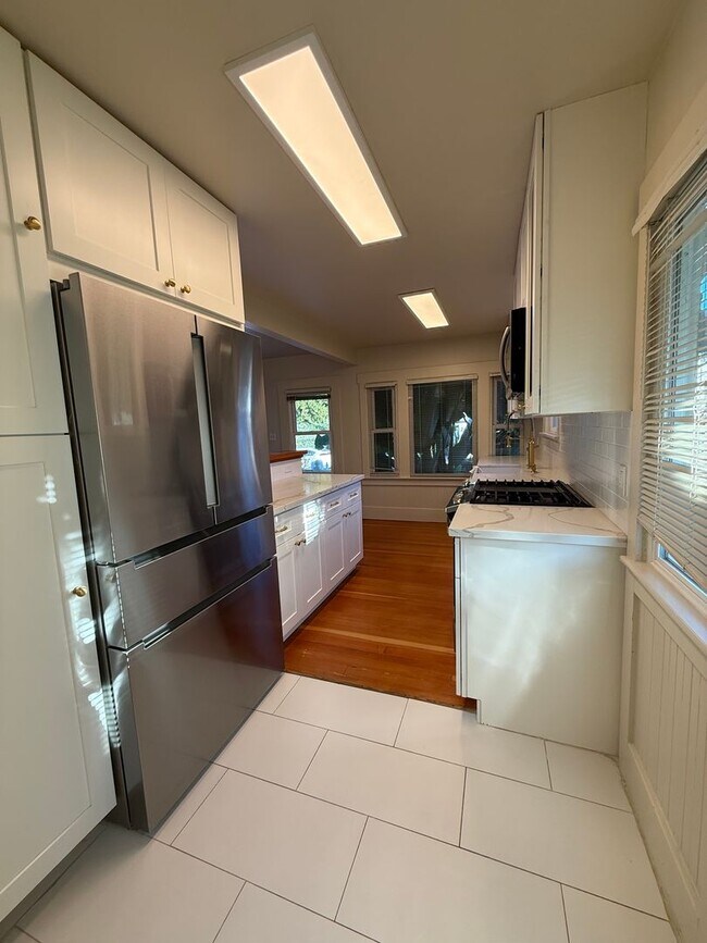 Building Photo - 323 Mountain View Ave