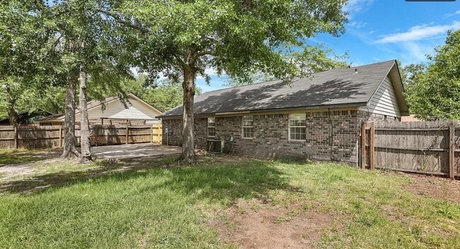 Building Photo - 1104 Tomahawk Trail