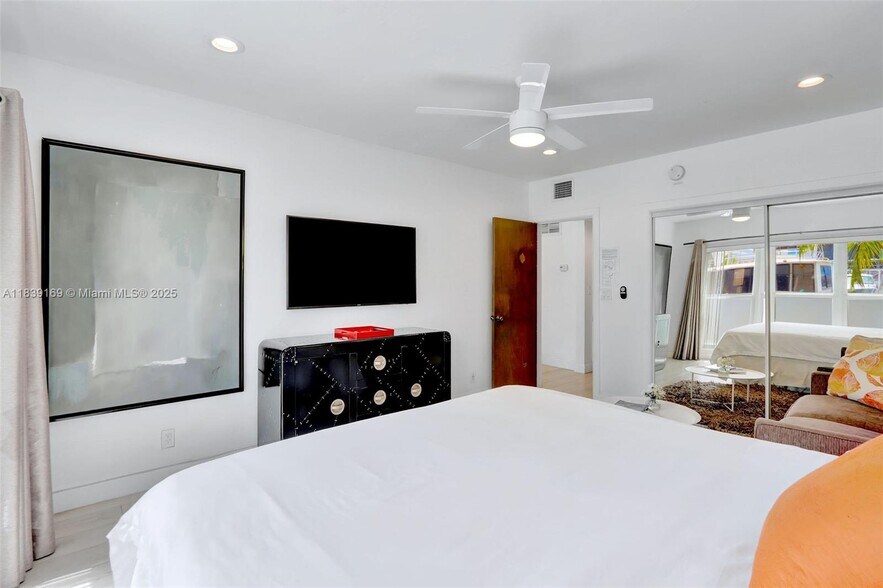 Building Photo - 320 Hendricks Is