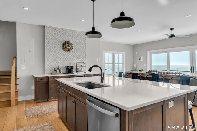 Building Photo - 49 Circle Beach Rd