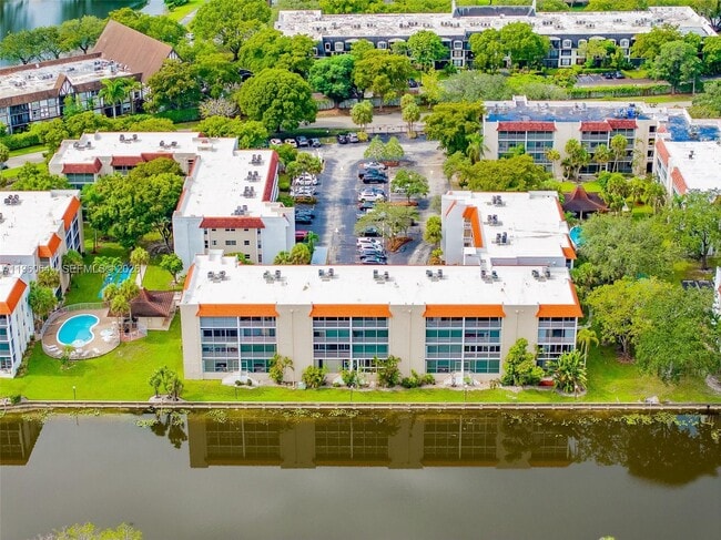 Building Photo - 3581 Inverrary Dr