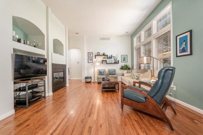 Building Photo - 4220 Ravenna Pl