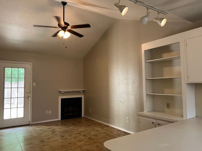 Building Photo - CUTE CUTE CUTE Single story townhome..