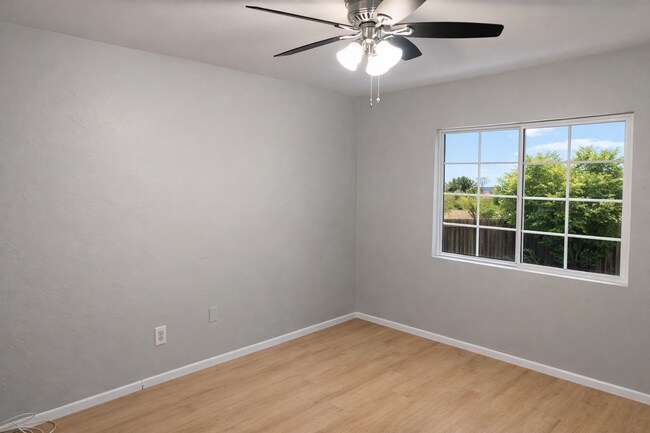 Building Photo - Great Views! Large 5 Bed 2 Bath House with a Quick Walk to Campus!!