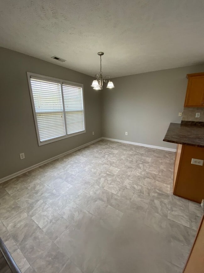 Building Photo - Great Home!  Great Location