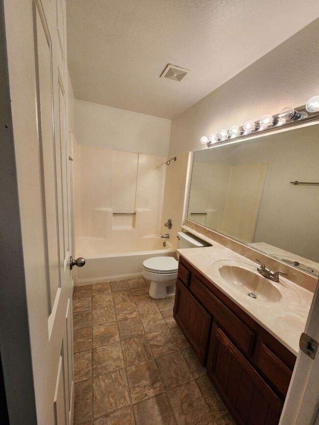 Building Photo - Spacious 2 bedroom 2 bath condo with Laundry Inside!!!