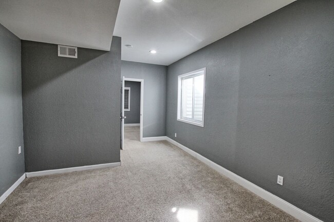 Building Photo - 4 bed 3.5 bath Founders home