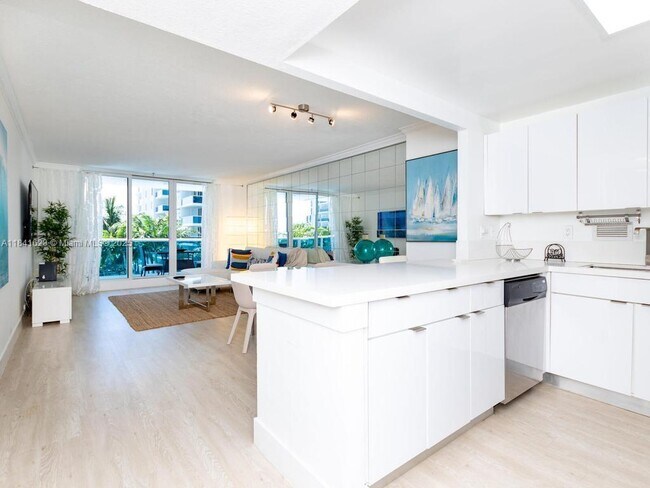 Building Photo - 2301 Collins Ave