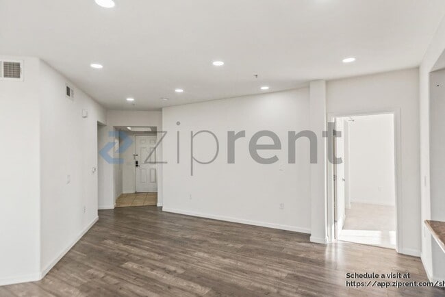 Building Photo - 800 S Abel St
