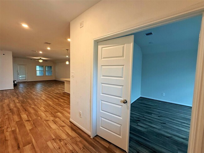 Building Photo - 3914 Dry Creek Dr