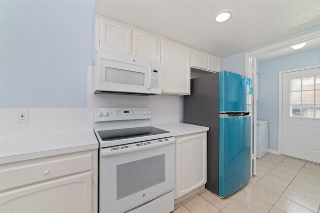 Building Photo - 17 April Point Dr N