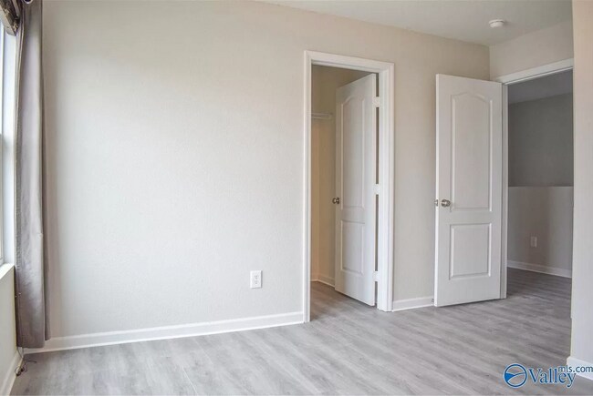 Building Photo - 208 Farmington Dr