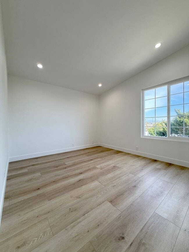 Building Photo - Stunning Remodeled Home in South Huntington Beach – Minutes to the Beach!