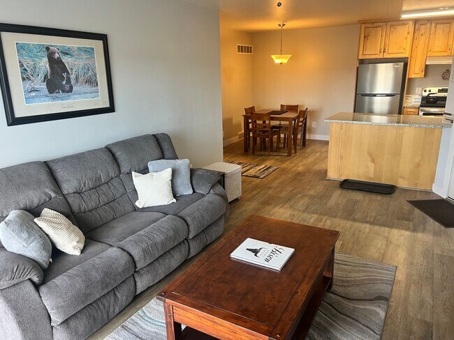 Building Photo - Kamas Cutie