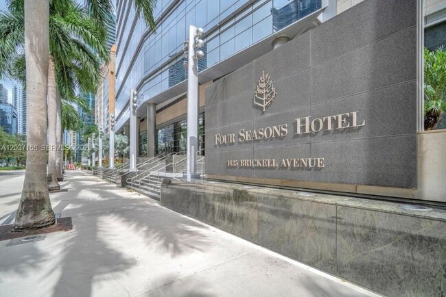 Building Photo - 1435 Brickell Ave