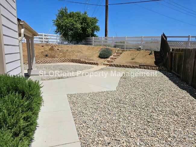 Building Photo - AVAILABLE AUGUST - Spacious 3 Bed / 2.5 Bath Templeton Condo