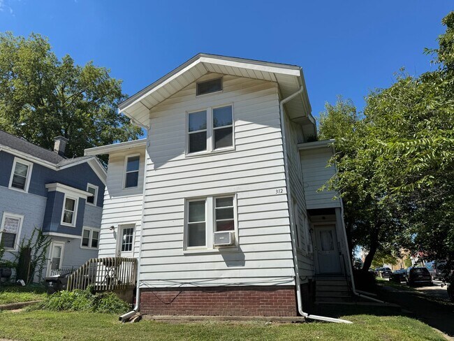 Primary Photo - 312 N Mclean St