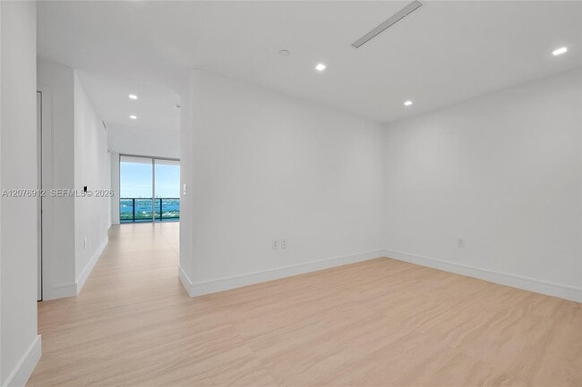 Building Photo - 2411 Laguna Cir