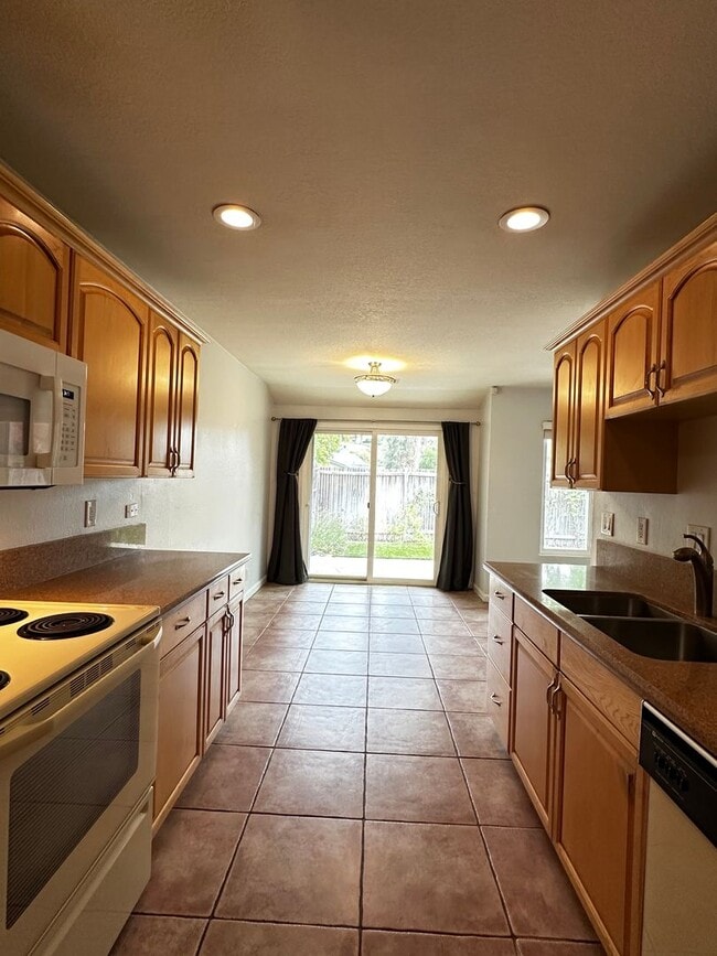 Building Photo - Single Story townhome, water/sewer paid by...