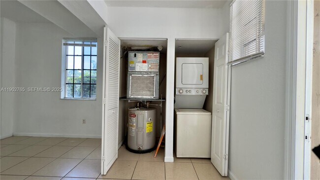 Building Photo - 2000 Freeport Dr