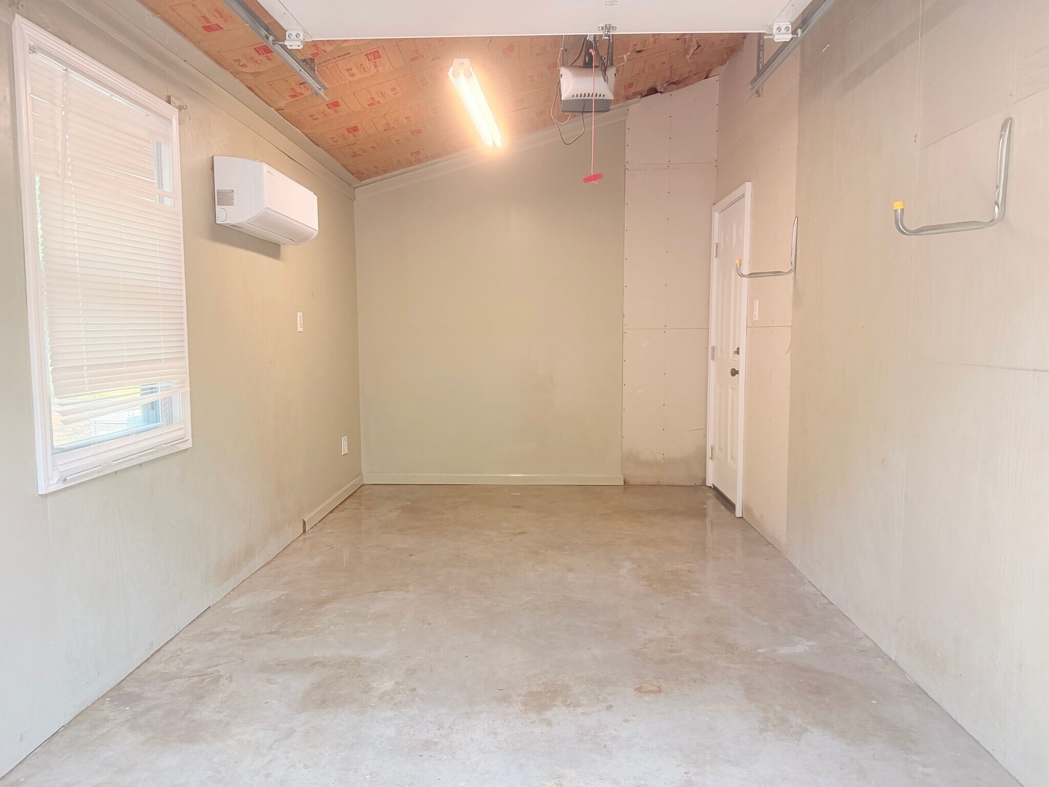 Building Photo - 12 Pine View Dr