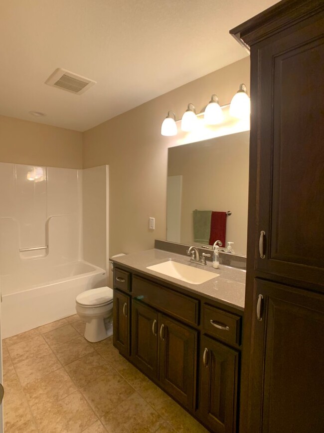 Building Photo - SUPER CUTE DUPLEX ON THE WEST SIDE OF TOWN!