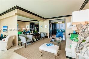 Building Photo - 300 S Pointe Dr