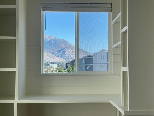 Building Photo - Beautiful Townhome 4 bd & 3.5 bath in American Fork