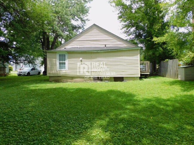 Building Photo - Cute 3 Bedroom/2 Bath Home in Greensboro 2...