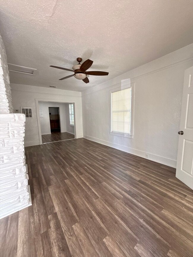 Building Photo - Affordable Single Family Home with Big Rooms!