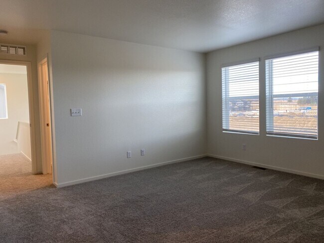 Building Photo - Exquisite 3 Bed 2.5 Bath Single Family Home