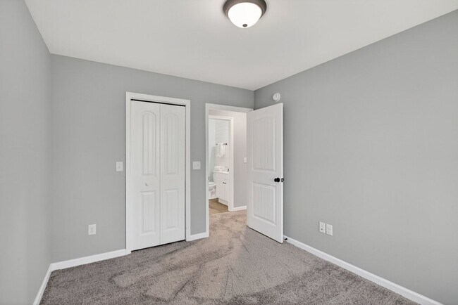 Building Photo - 135 Swallow Dr