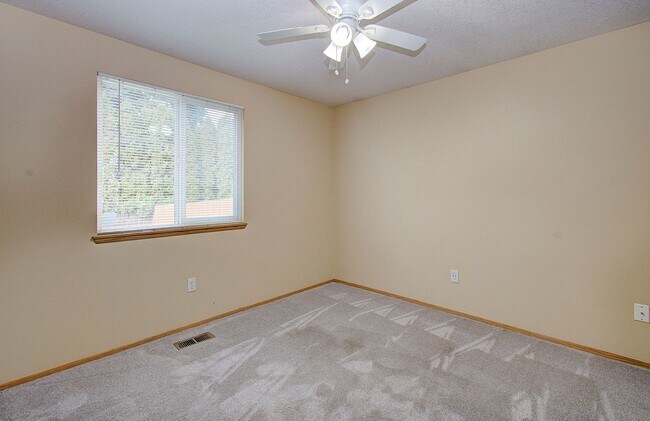 Building Photo - This one level charmer won't last long! 3 bedrooms, 2 baths, fully fenced yard, pets welcome!