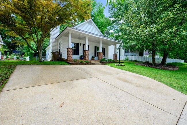 Building Photo - Updated High Gate Park Bungalow Just Short 5 Minute Walk to Downtown Wake Forest