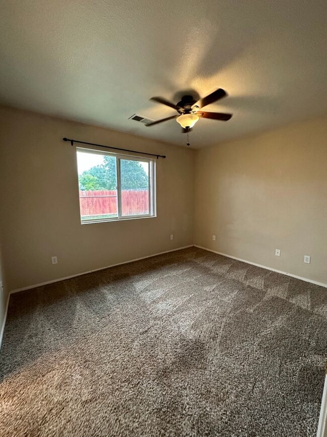 Building Photo - Cute well maintained home, convenient Anderson location