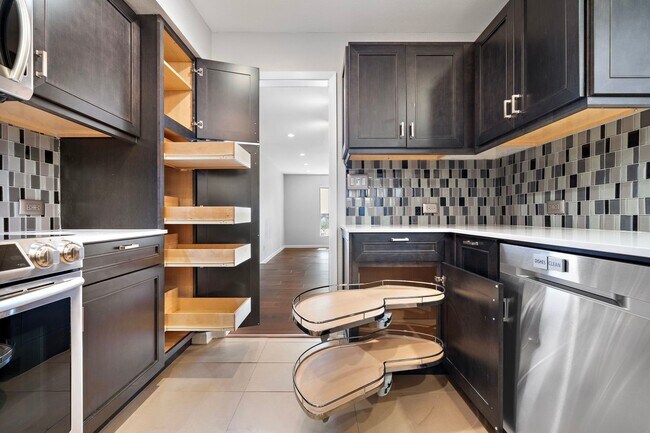 Building Photo - 8954 Chatsworth Dr