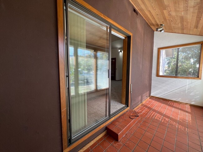 Building Photo - E Court Duplex