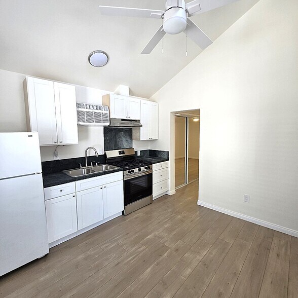 Building Photo - 5301 Cartwright Ave