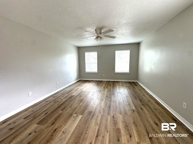 Building Photo - 9964 Hollowbrook Ave