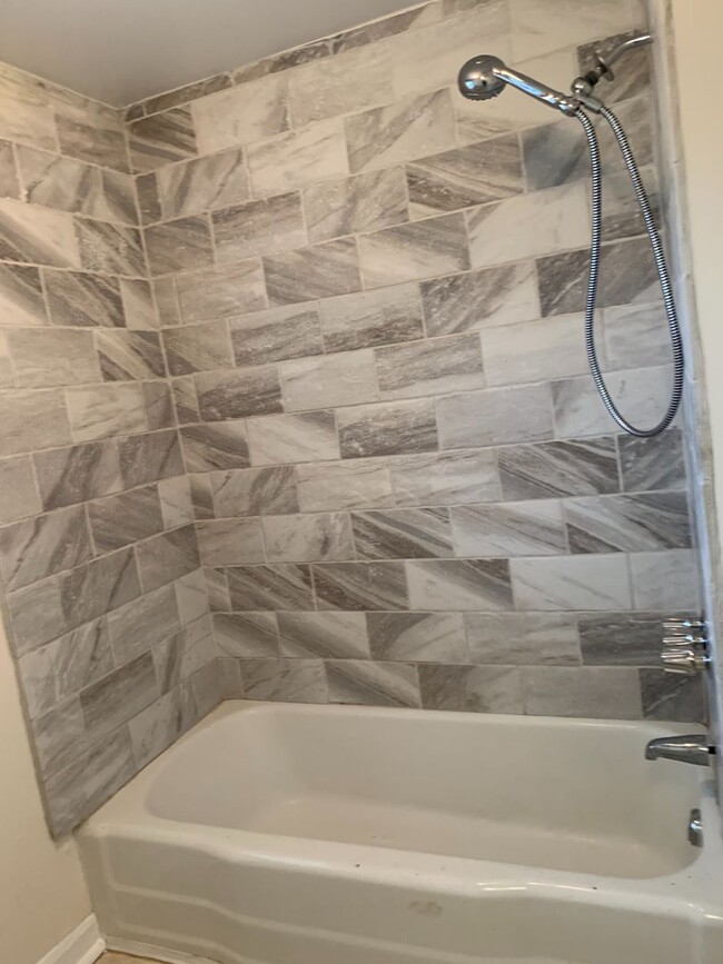 Building Photo - Two Bed Duplex Near Avondale! Great location!