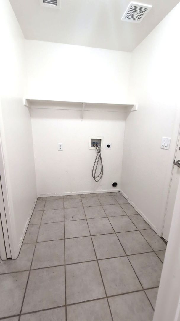 Building Photo - 2098 E Mallard Ct