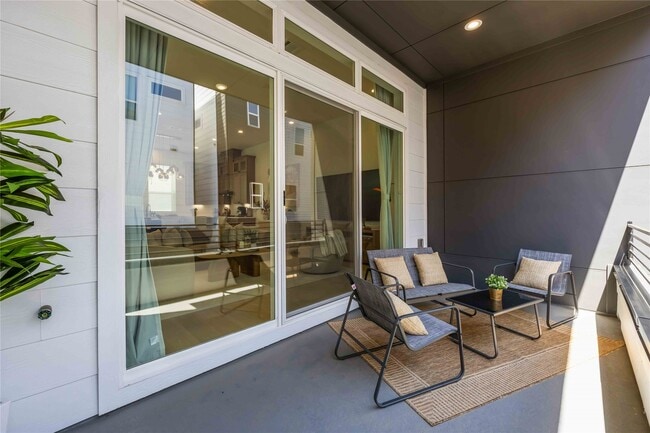 Building Photo - 3028 Lamar St